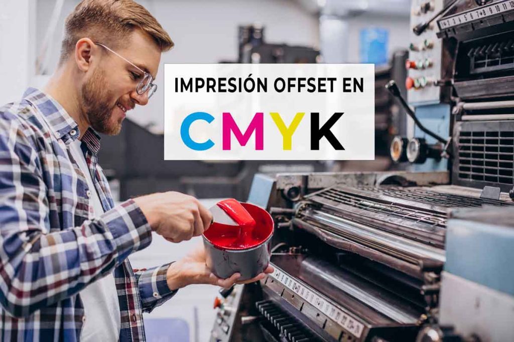 Operario ajustando tintas CMYK en máquina de impresión offset